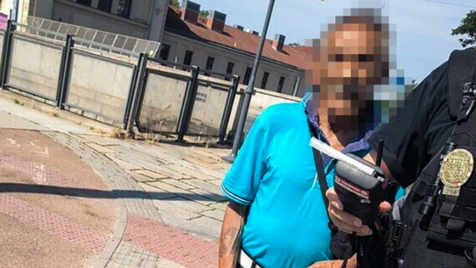 Policajti zastavili vodiča (86). Po tom, čo im povedal, zostali muži zákona ako obarení