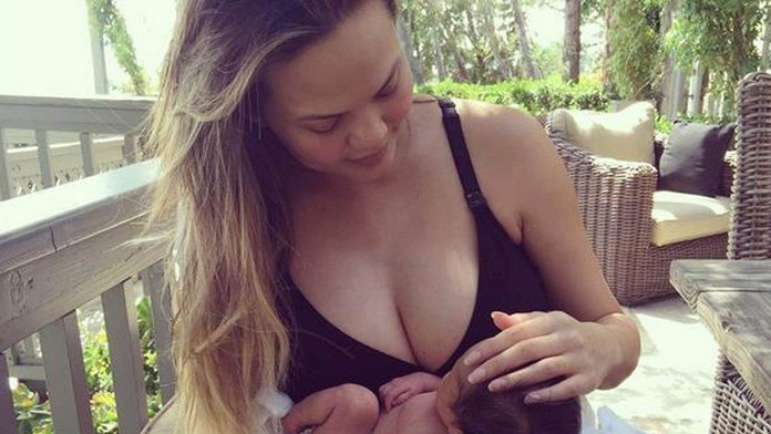 Archívna snímka - Chrissy Teigen s dcérkou Lunou 