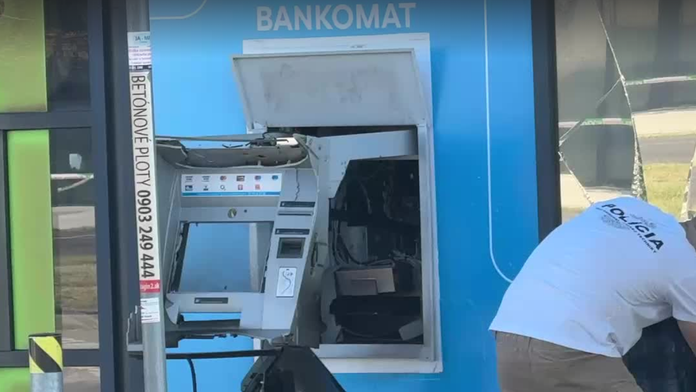 Zostala len diera. Zlodeji opäť zaútočili na bankomat, tentoraz na juhozápade Slovenska