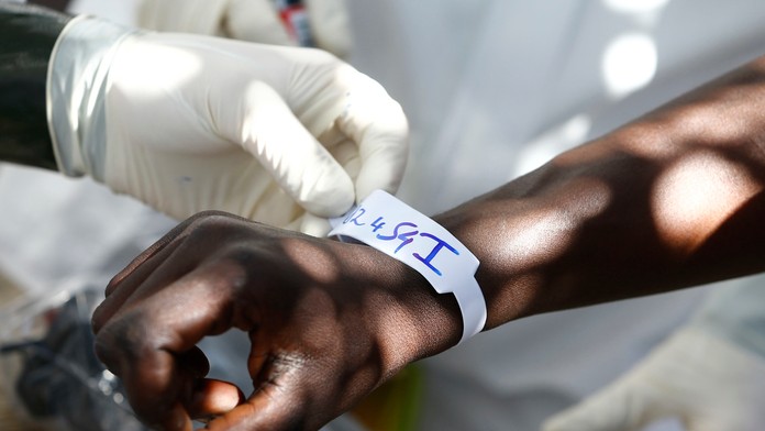 Zachránený imigrant dostáva identifikačný náramok na palube nemeckej zásobovacej lode.  31. marca