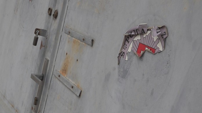 Rozkopaná zem pri paneláku.