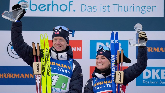 V miešanej štafete triumfovali nórski biatlonisti, Slovákov stiahli z trate