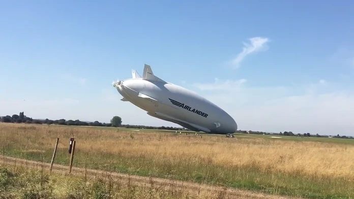 Loď narazila nosom do zeme.