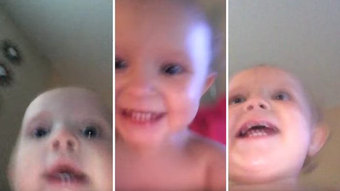 Batoľa natáčanie neuveriteľne bavilo.