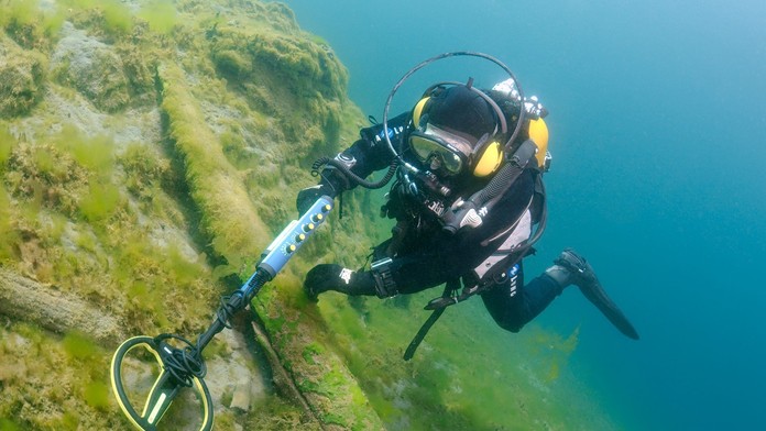 Z dna jazera vytiahli tisíce rokov starý poklad. Mohol patriť rímskym vojakom