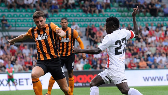 Trenčan Moses Simon (vpravo) a hráč hostí FC Hull City  Alex Bruce