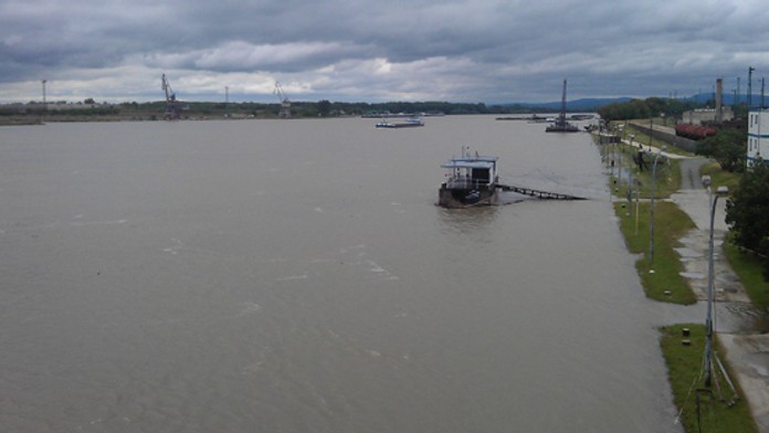 Dunaj v Komárne (6.3. 16.00 h) - 3