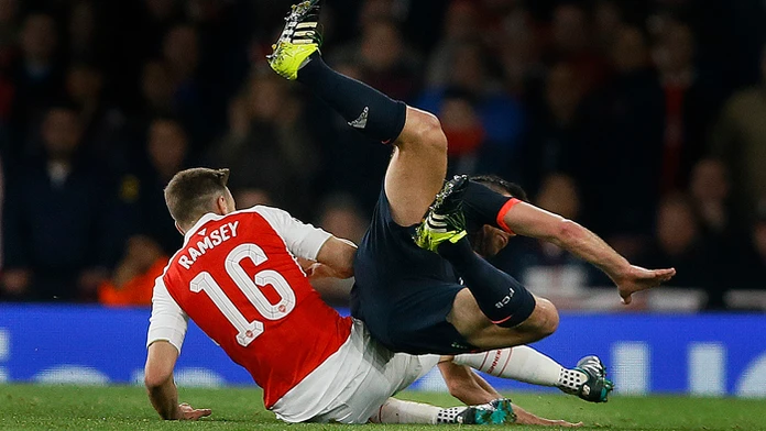 Vľavo Aaron Ramsey (Arsenal) a hráč Bayernu Xabi Alonso.