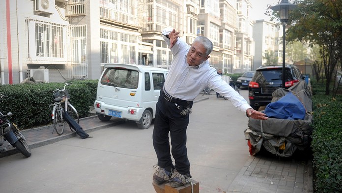 Cinan so 400-kilovými topánkami.jpg