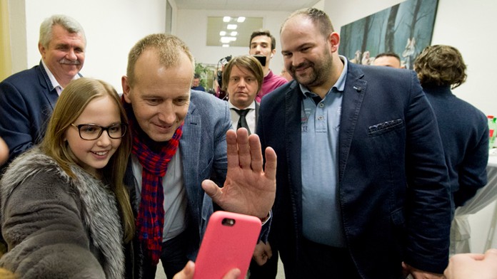 Predseda hnutia Sme Rodina Boris Kollár s dcérou počas volebnej noci.