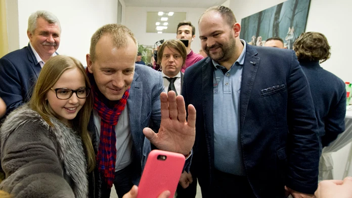 Predseda hnutia Sme Rodina Boris Kollár s dcérou počas volebnej noci.