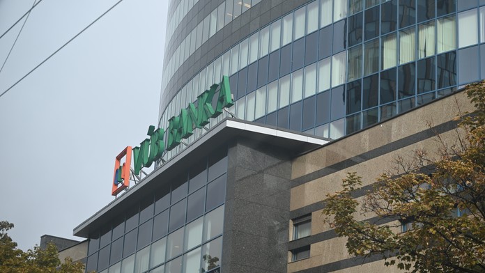 Ku školám sa pridávajú aj banky. Zamestnancom dali 17. novembra voľno