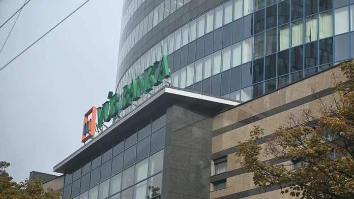 Ku školám sa pridávajú aj banky. Zamestnancom dali 17. novembra voľno