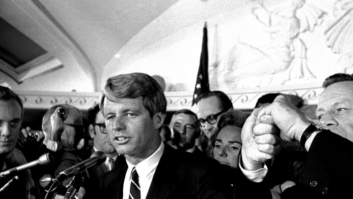 Na archívnej snímke z 5. júna 1998 senátor Robert F. Kennedy 
