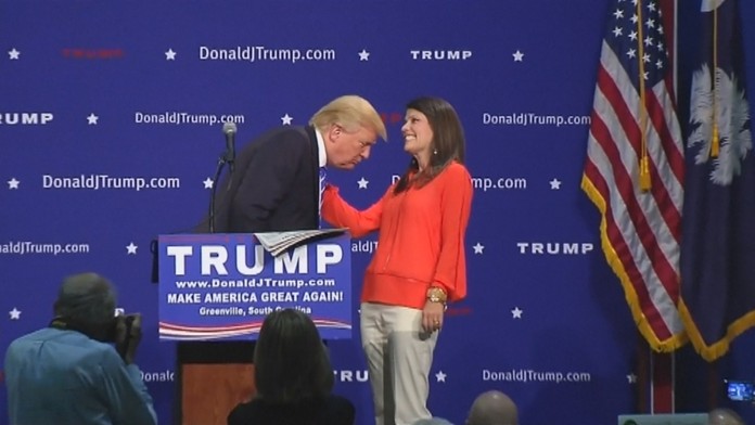 Rýchla inšpekcia od ženy z publika