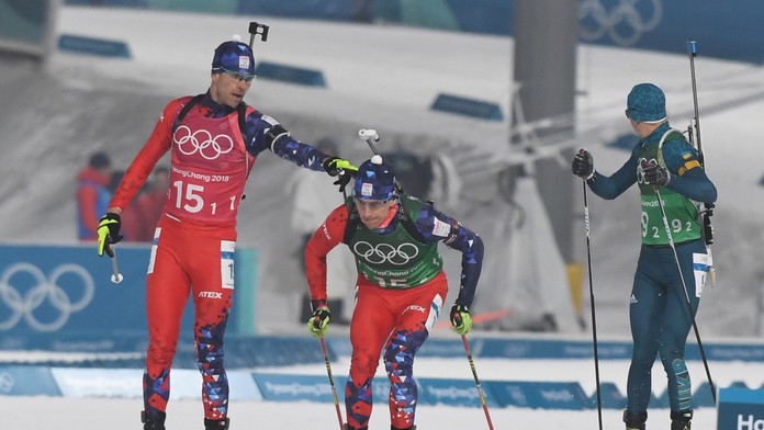 Na snímke slovenský biatlonista Tomáš Hasilla (vpravo) preberá štafetu od Mateja Kazára.