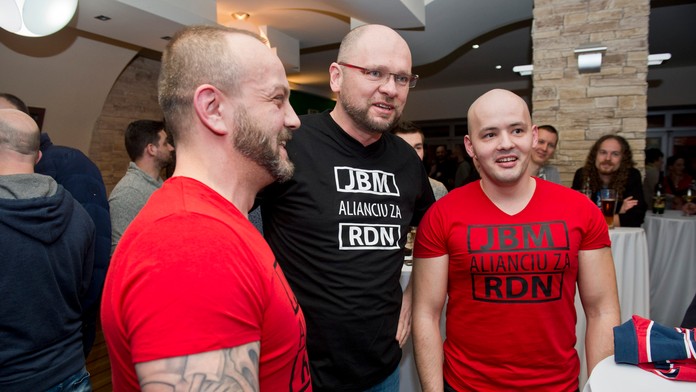 Richard Sulík sa na akcii občianskej iniciatívy Povedzme nie nezmyselnému referendu ukázal vo vulgárnom tričku.