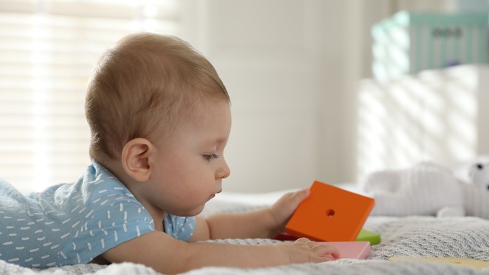 Dieťa s hračkou, ilustračná snímka.