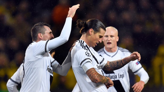 Útočník Legie Aleksandar Prijovič sa teší z gólu do siete Borussie Dortmund v dueli LM.