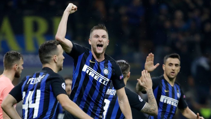 Milan Škriniar (v strede) oslavuje so spoluhráčmi z Interu gól v dueli LM proti Barcelone.