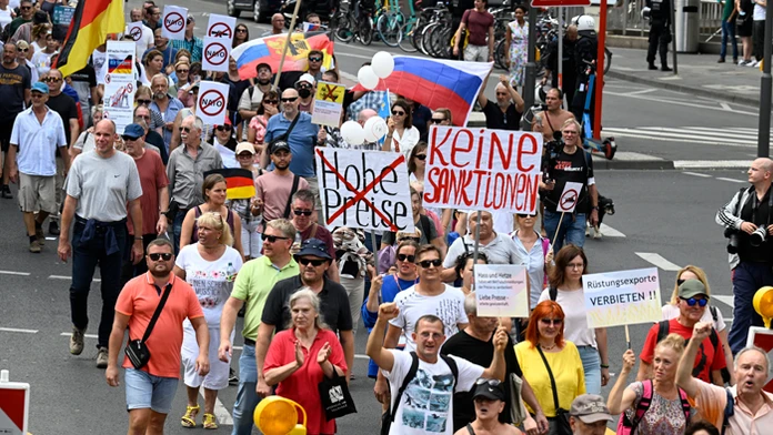 Na snímke účastníci proruského zhromaždenia pochodujú v uliciach Kolína nad Rýnom 4. septembra 2022.