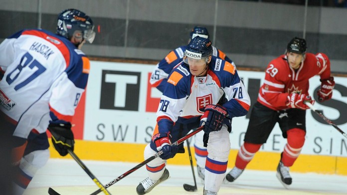 Uprostred obranca Slovenska Kristián Kudroč v zápase Kanada - Slovensko na turnaji o Nemecký pohár 2012.