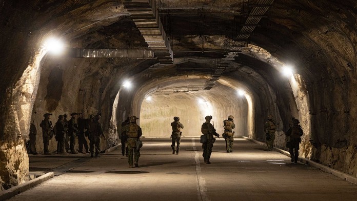 Vyslanie komanda je extrémne riskantné no zároveň jediná istota. Pentagón sa pripravuje na misiu, ktorá vstúpi do dejín