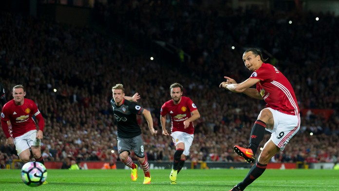 Zlatan Ibrahimovič strieľa gól z pokutového kopu v zápase Manchester United - FC Southamptom.
