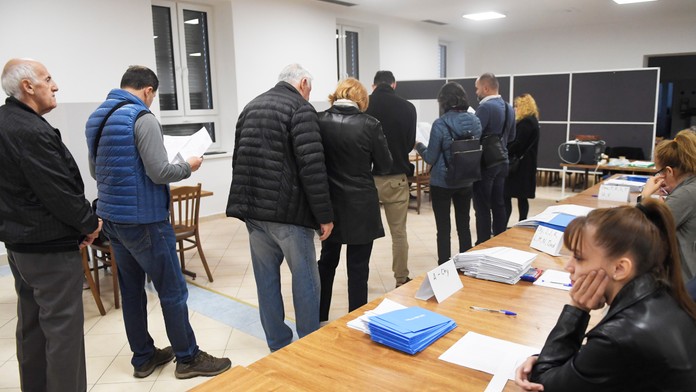 Vo volebných miestnostiach, najmä vo veľkých mestách, ľudia čakali v radoch desiatky minút