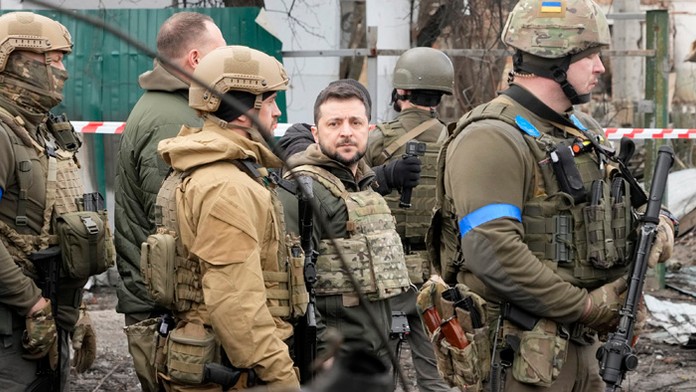 Ukrajinský prezident Volodymyr Zelenskyj skúma miesto nedávnej bitky v Buči neďaleko Kyjeva.