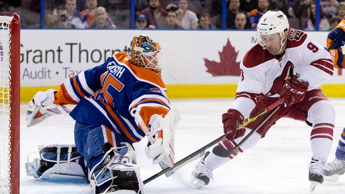 Brankár Oilers Viktor Fasth (vľavo) a hráča Coyotes Sam Gagner v zápase zámorskej hokejovej NHL Arizona Coyotes - Edmonton Oiler