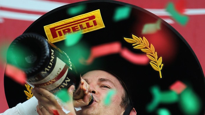 Nico Rosberg so sombrérom na hlave oslavuje víťazstvo na VC Mexika.