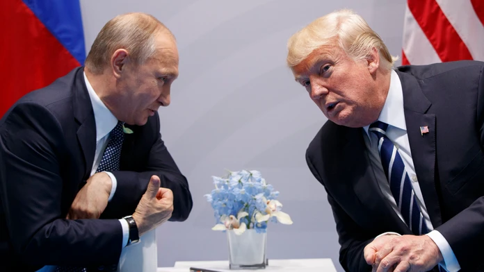 Donald Trump a Vladimir Putin na archívnej snímke z roku 2017