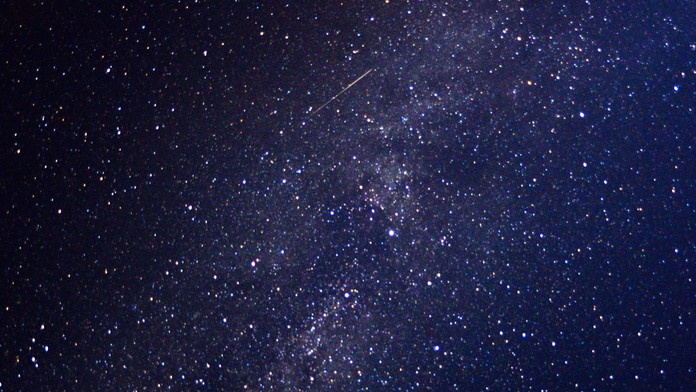 Na snímke časť Mliečnej dráhy so zachytenou svetelnou stopou pádu meteoritu v Špišskom Podhradí.