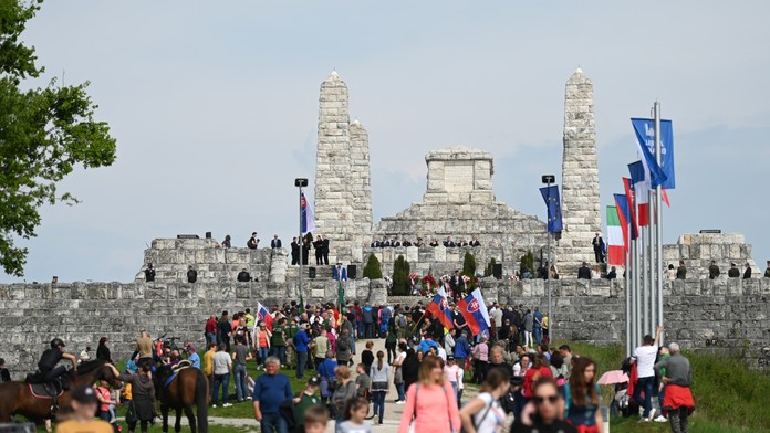 Mohyla M. R. Štefánika počas slávnostného ceremoniálu pri príležitosti 103. výročia úmrtia generála M. R. Štefánika.