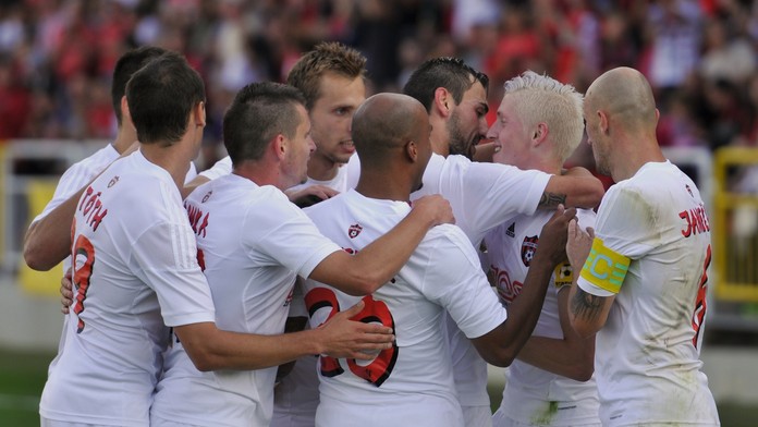 Radosť hráčov FC Spartak Trnava po strelení gólu do siete Ružomberka.