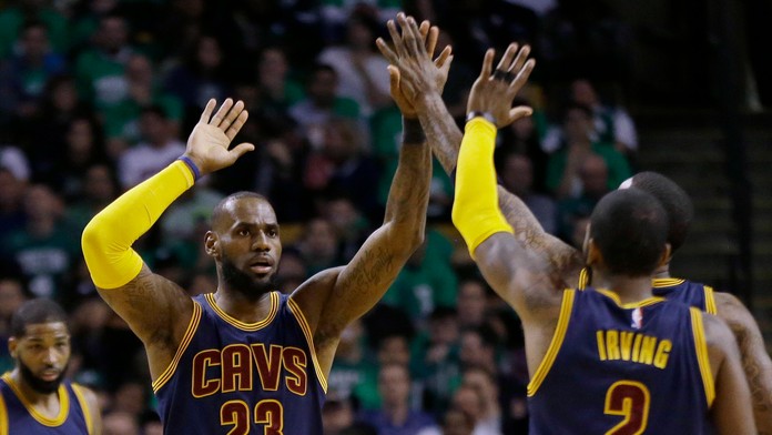 LeBron James (vľavo) z Clevelandu.