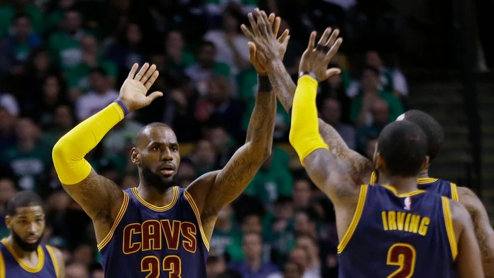 LeBron James (vľavo) z Clevelandu.