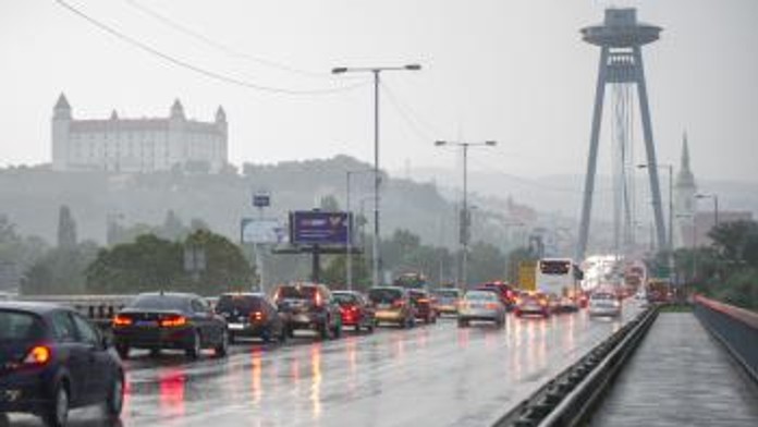 Lejak a blesky. Na väčšine Slovenska platia výstrahy pred búrkami