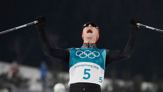 Vlajky vejú počas silného vetra na strelnici v športovom areáli Alpensia na ZOH 2018.