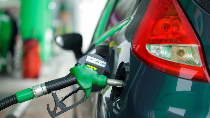 Muž tankuje benzín na pumpe 