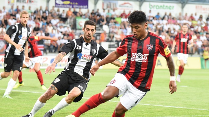 Hráč Trnavy Aldo Baez a hráč Myjavy Erik Daniel