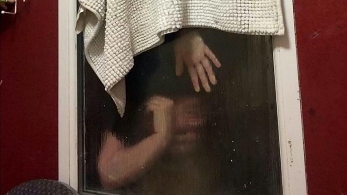 Žena sa zasekla v okne. 