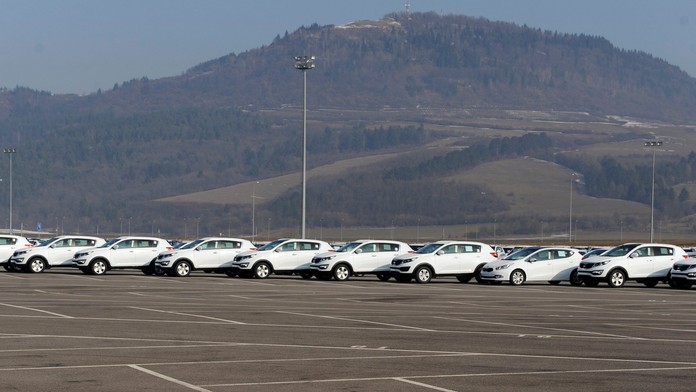 a snímke nové vozidlá z automobilky Kia Motors Slovakia