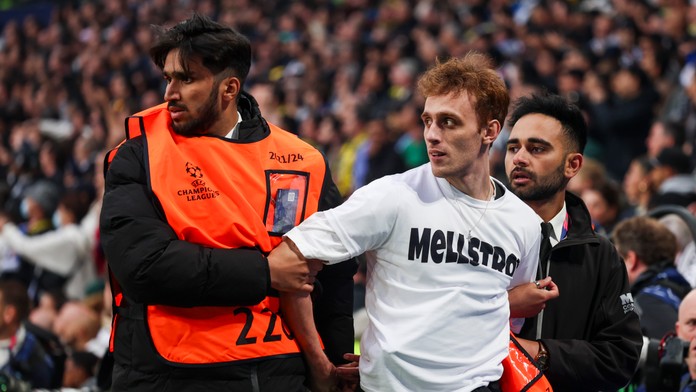 VIDEO: Hralo sa minútu a už bolo prerušené. Fanúšikovia vo finále Ligy majstrov naháňali hráčov