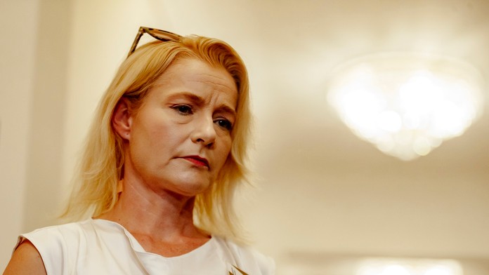 Samovražda matky obete masovej streľby na Karlovej univerzite má dohru. V prípade obvinili bývalého policajta