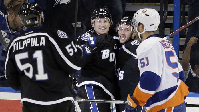 Hokejista Tampy Ryan Callahan (druhý sprava) sa teší z gólu so spoluhráčmi.