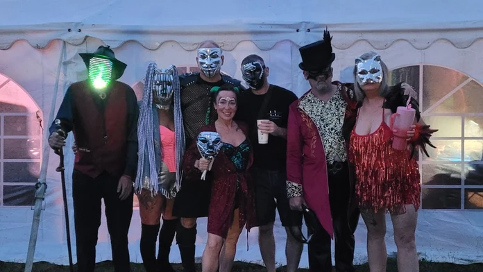 Nenápadná obec získala povesť Mekky sexu: Obyvatelia sa sťažujú na hluk vychádzajúci z areálu swingers festivalu
