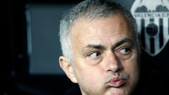 Kouč Manchesteru United José Mourinho v dueli LM na pôde Valencie.