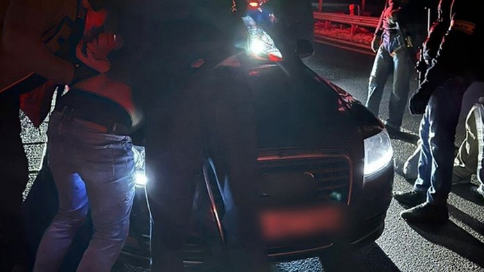 Muž zastavil až po výstreloch polície.